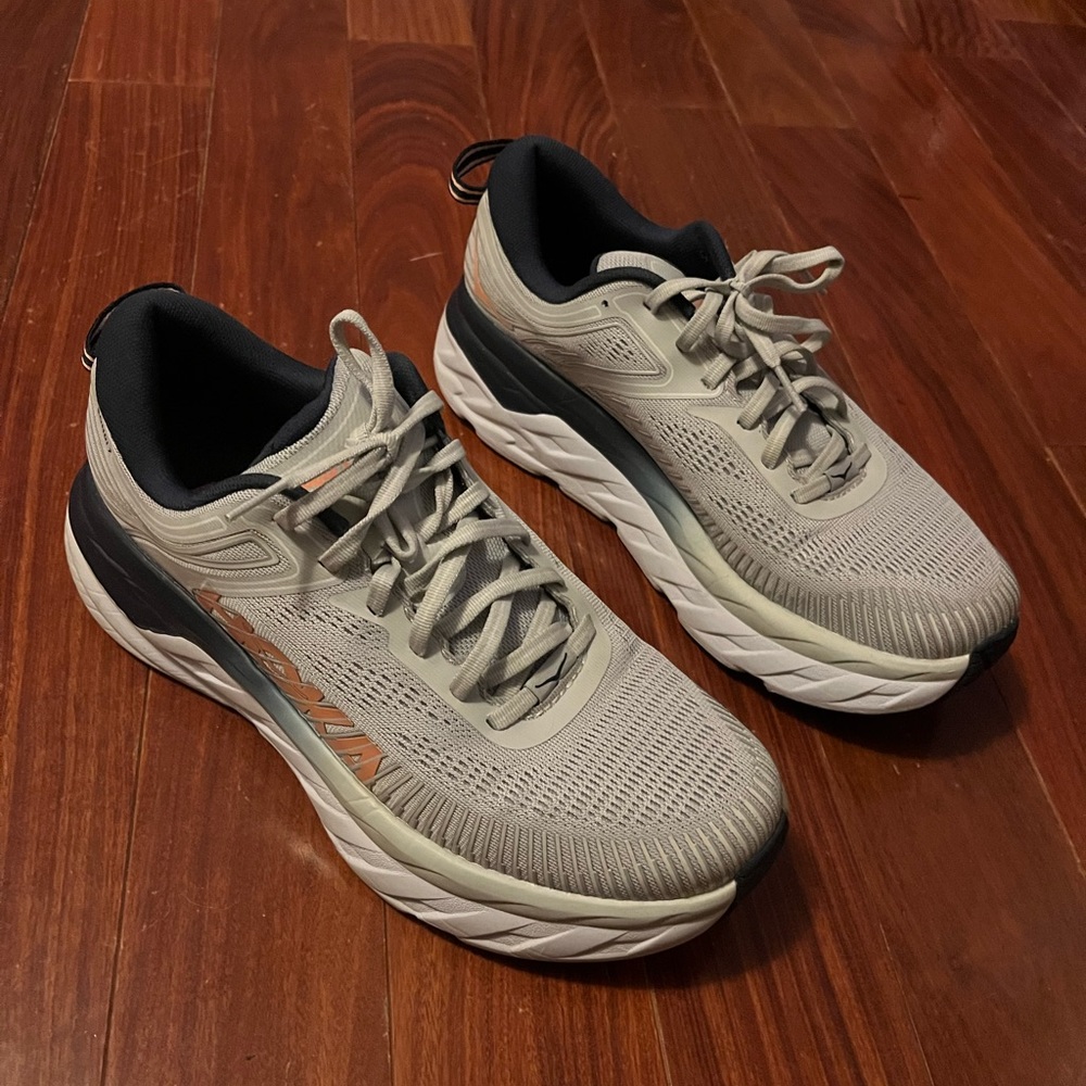 LIKE-NEW HOKA BONDI 7 Women SIZE 9